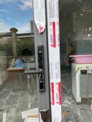 KHÓA VÂN TAY KTS154 ĐƯỢC LẮP ĐẶT CHO CỬA NHÔM XINGFA QUẢNG ĐÔNG